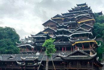 【私家团+含门票+纯玩】乌江百里画廊+龚滩古镇+九黎城一日游【[真材实料]万足码头-龚滩古镇全景体验真正的“船在江中行，人在画中游”，全景享受乌江百里画廊风景。】