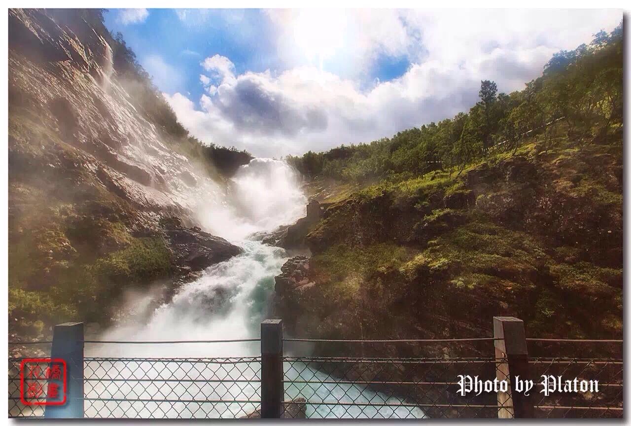 观赏挪威的“尤斯瀑布（kjosfossen）”