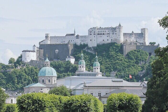 奥地利萨尔茨堡城堡  爬上去一路风景不错，但是爬到一半如果要去观景台，需要购票。  在观景台远眺，可