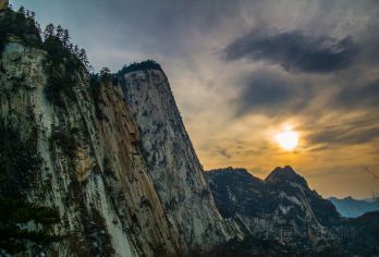 陕西华山一日游【品质出行|多线路可选|三环内接早|气登山餐】【[赠送]祈福红丝带+登山手套+矿泉水饮品，为您与华山之约留下难忘回忆；赠送午餐自热米饭、自热营养餐】