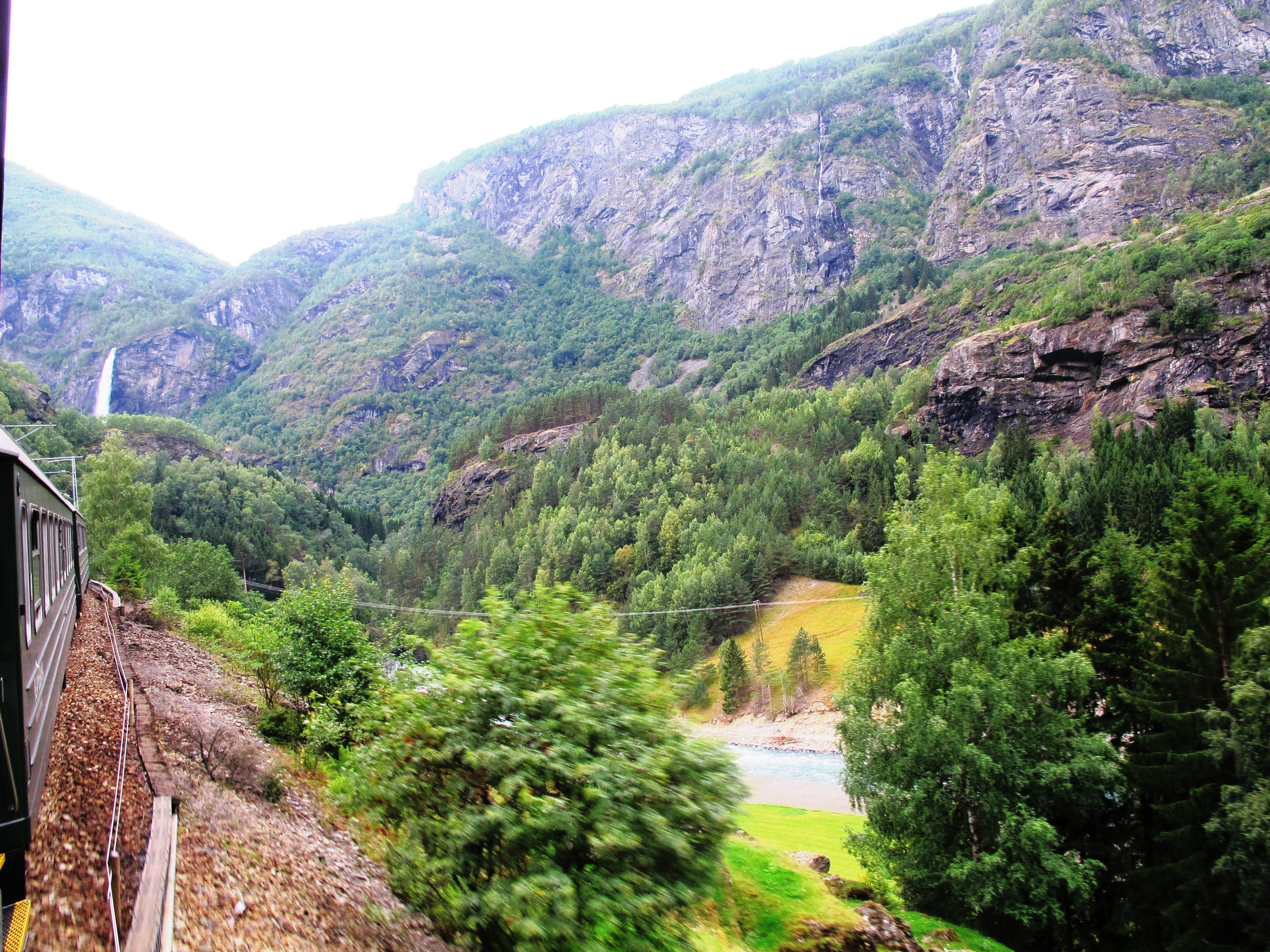 而且途中还会经停挪威最壮丽的瀑布Kjosfossen。这一站就是为这个瀑布而设，下车必须要穿雨衣，否