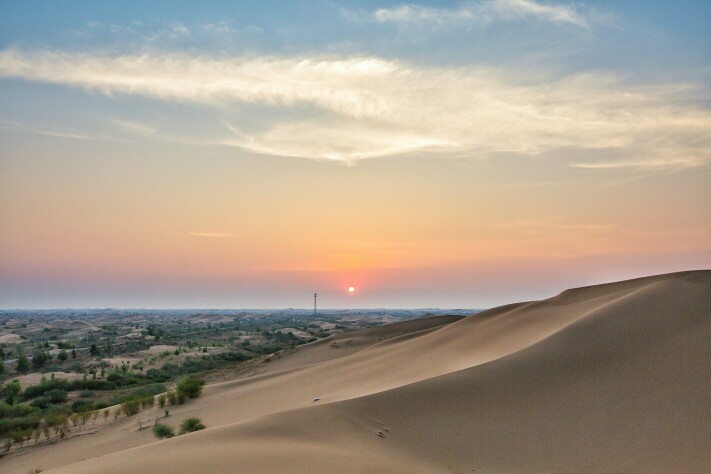沙漠上最美的日出与日落