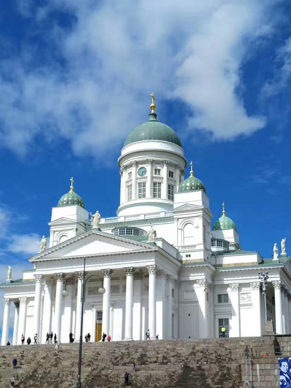 赫尔辛基的主要景点是3个教堂一个园。位于参议院广场的白色教堂