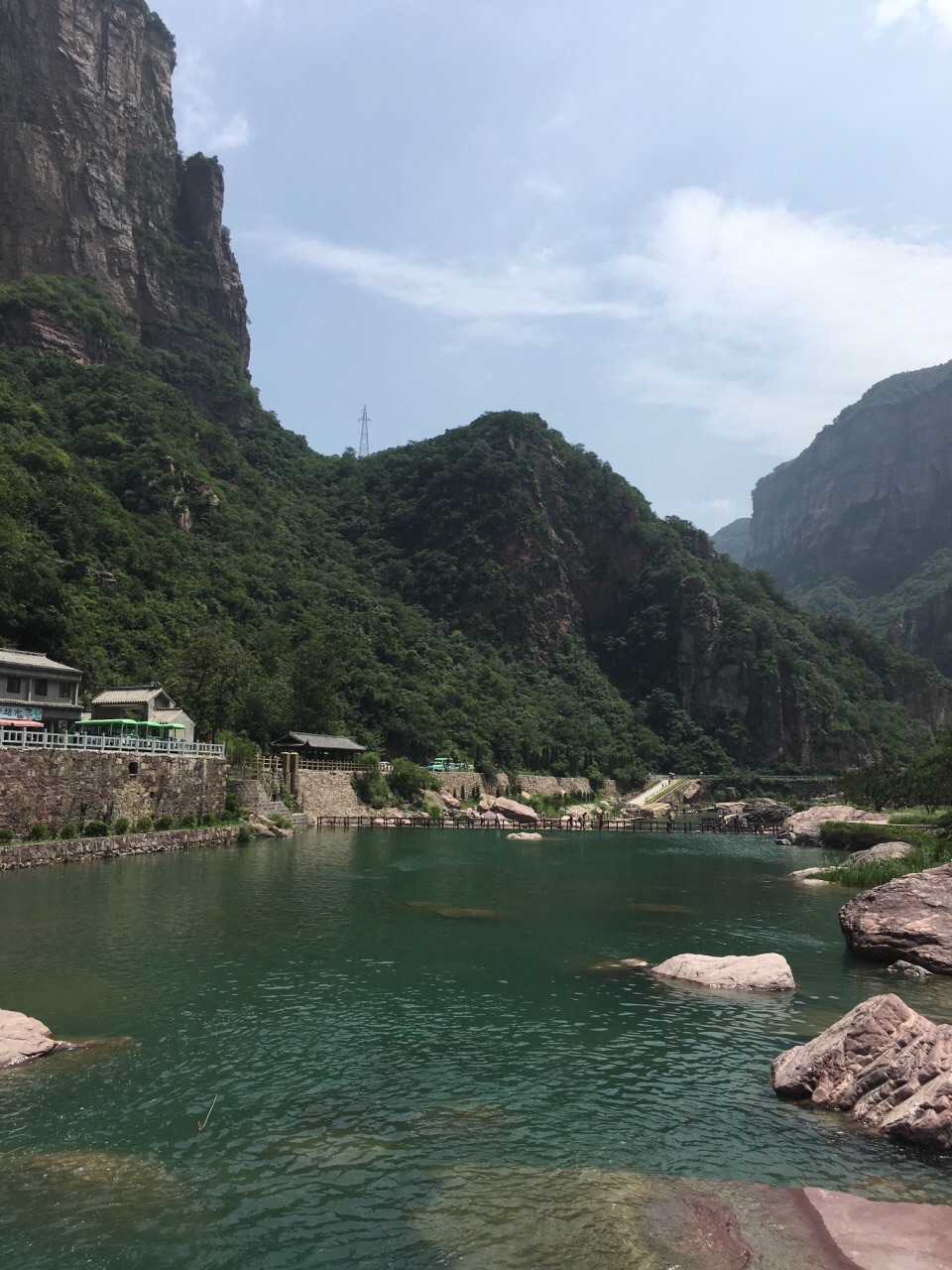 新乡宝泉，青山绿水，离高速口很近，交通便利