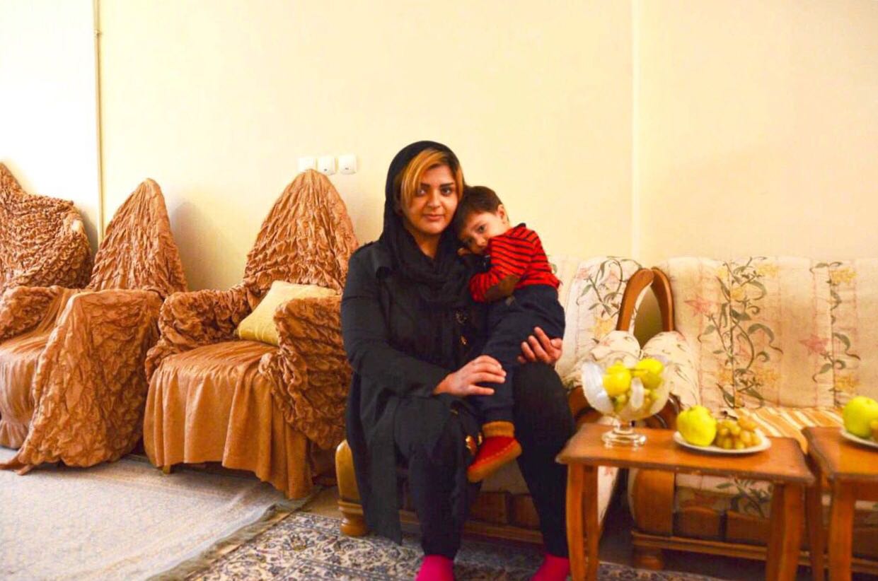 伊朗，马什哈德，家庭式旅店。在家里，摘下头巾的伊朗女人，性感，年轻、漂亮