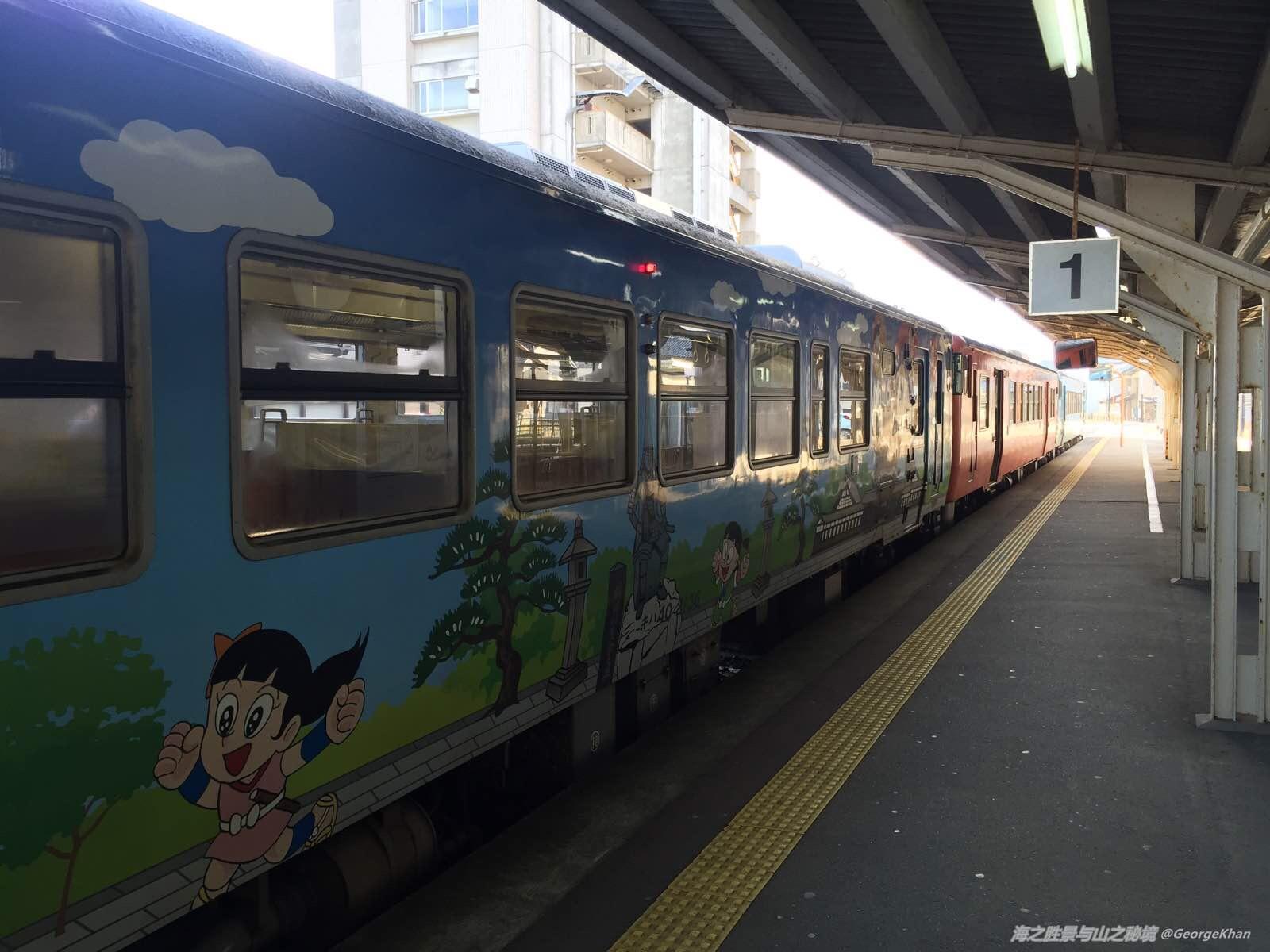 在日本乡下小站等来的动漫列车