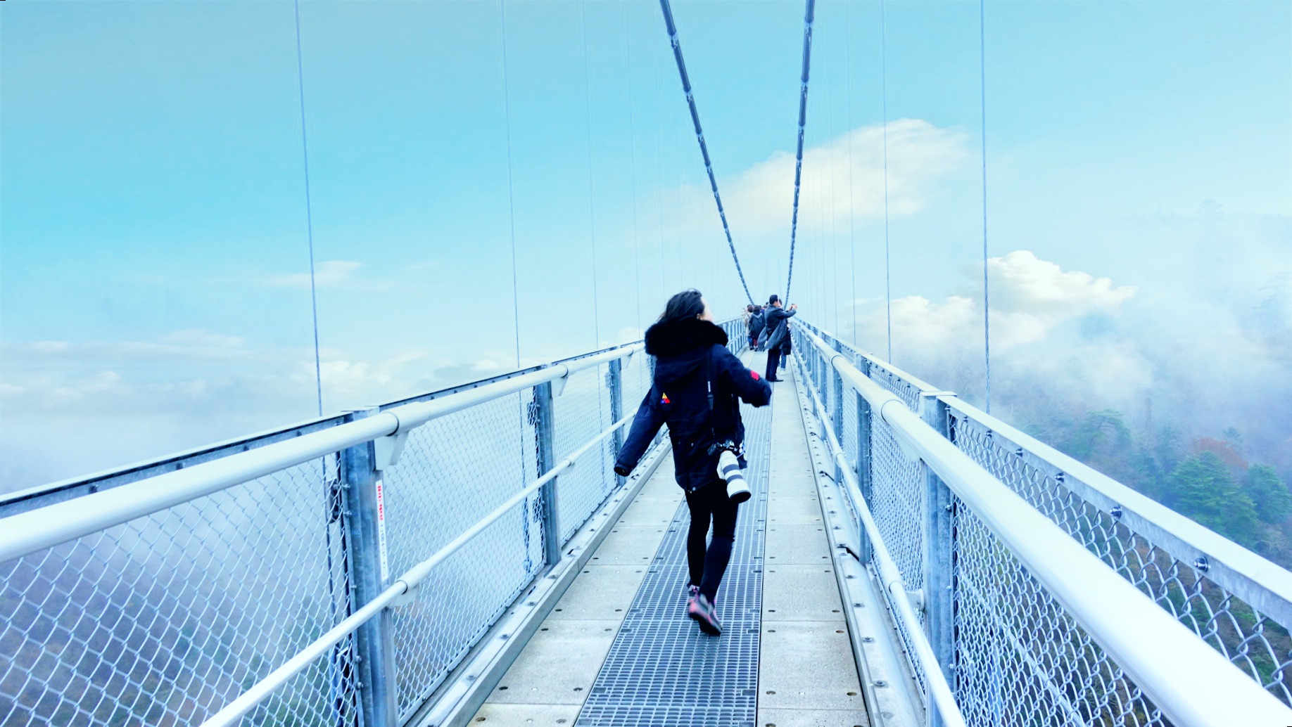 九重梦大吊桥，位于大分县中部的九重地区，悬在一百多米高空中，桥面是镂空设计，从网状桥面上隐隐约约可以