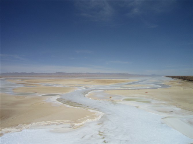 美丽的察尔汗盐湖