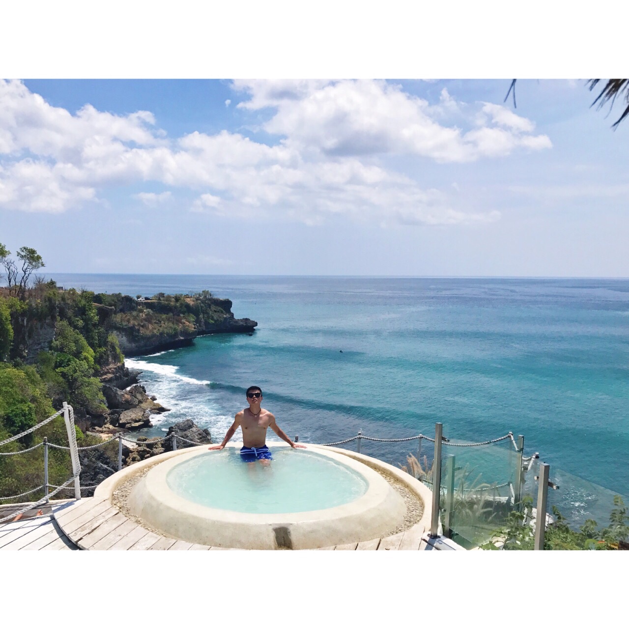 邀约w：sunningqt 在悬崖浴缸里泡个澡挺舒服吧😄 巴厘岛悬崖海景酒店+spa。