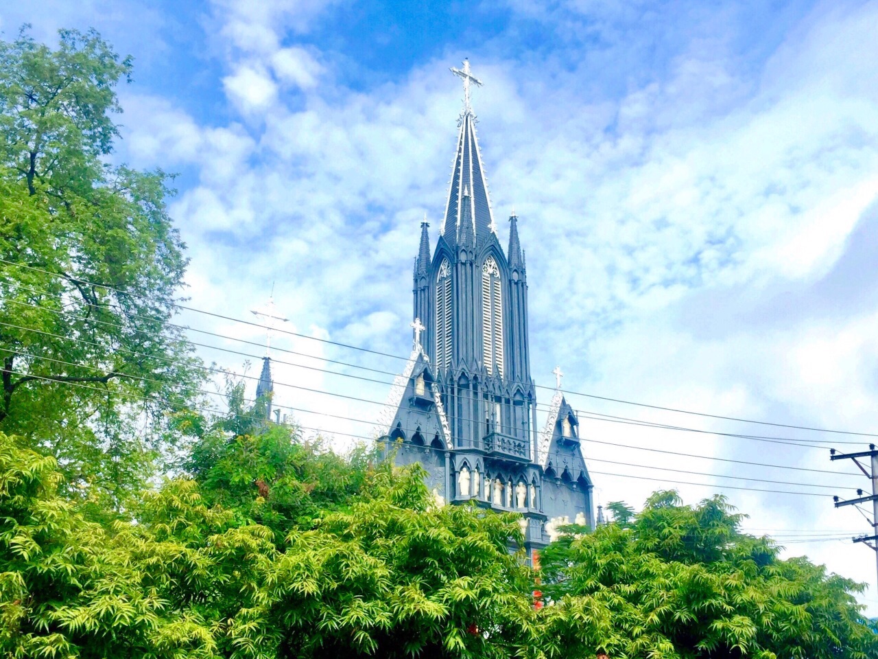 曼德勒，缅甸的第二大城市，市中心有唯一的一座天主教堂，湖水包围着马哈木尼佛塔，