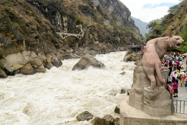 虎跳峡被誉为“中国最美的峡谷”