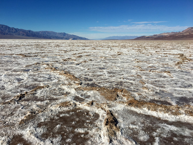 这一大片盐池被唤作恶水 (Badwater)，恶水是北美海拔最低的地方，处于海平面以下 282 英尺