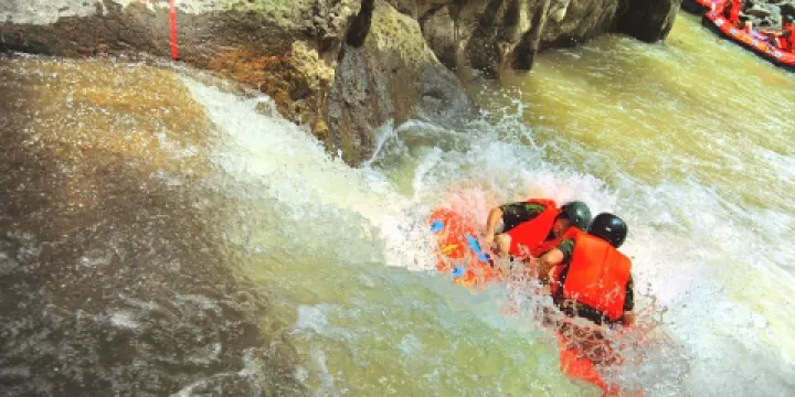江南大峽谷軍事漂流