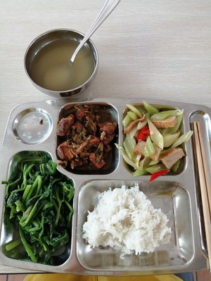 菜品丰富，菜式齐全，在这单位饭堂吃中餐真幸福