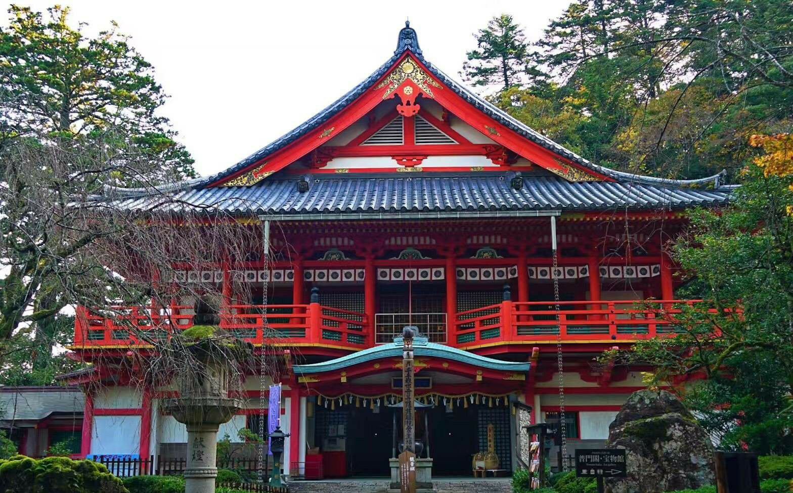 日本的寺院没有大雄宝殿，也不讲究对称的寺院建筑格式，寺院依山而建，主殿位于入口处，供奉着观世音菩萨，