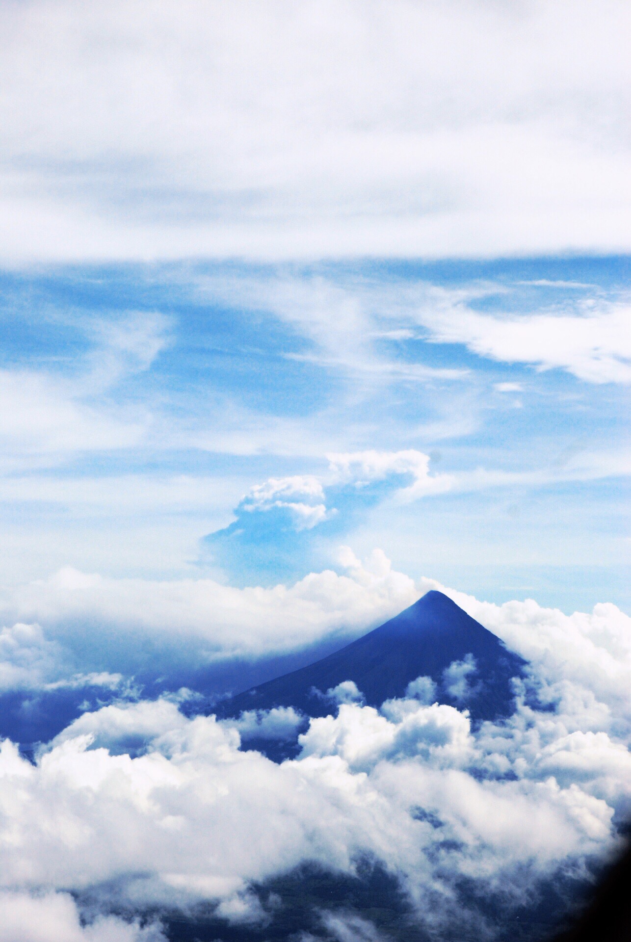 空中俯瞰马荣火山。
