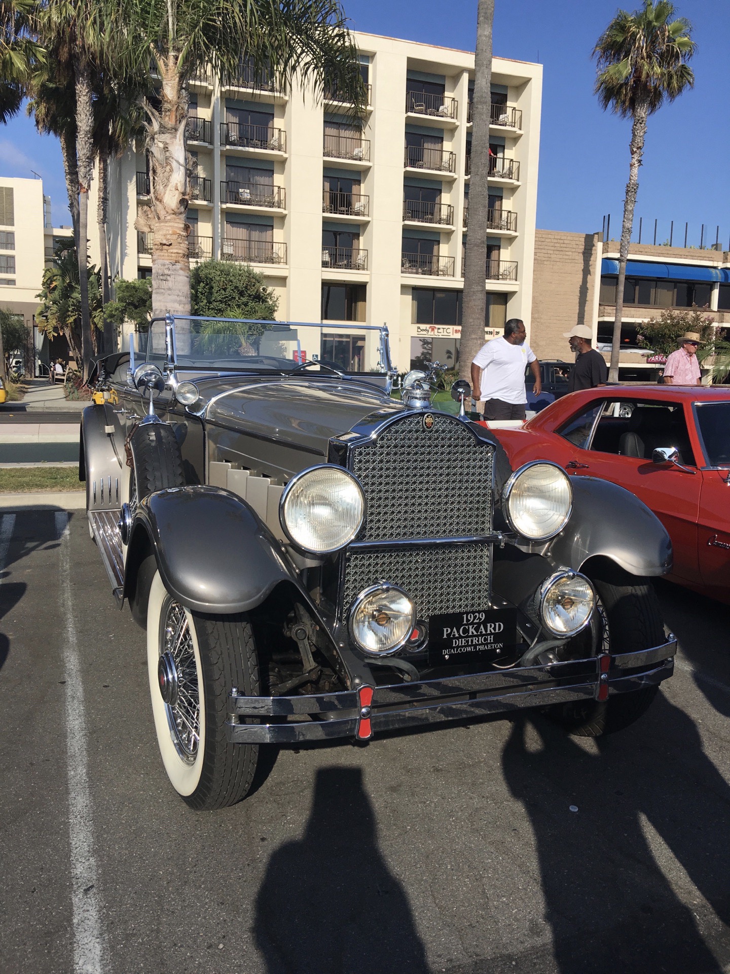 和先生在洛杉矶Redondo Beach度假，酒店对面露天停车场上偶遇自发的老爷车展，摆开了有上百辆