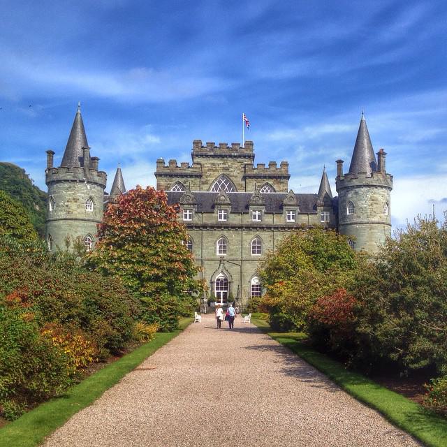 极具童话色彩的城堡——Inveraray Castle 城堡的开放时间是早晨的8点到下午的6点钟，而