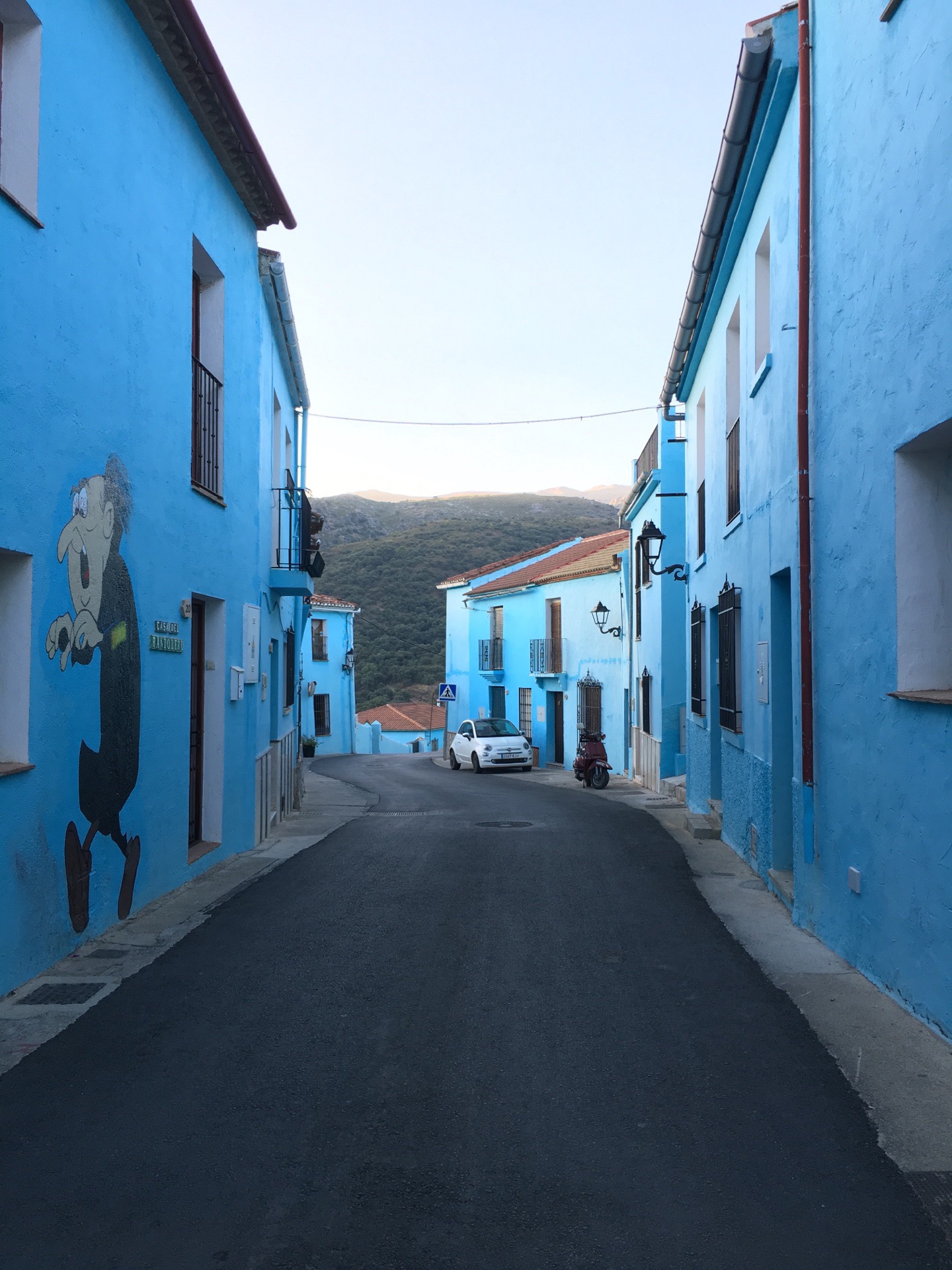 世界唯一的西班牙蓝精灵小镇——Juzcer   Juzcar是西班牙南部安达卢西亚自治区中一个只有2