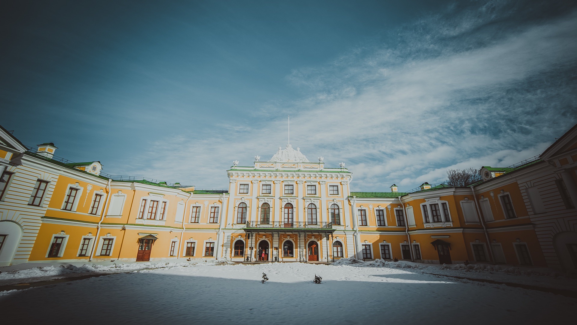 【罗曼诺夫 皇帝宫殿】  皇帝宫殿在俄罗斯特维尔州的特维尔市 时俄罗斯联邦特维尔州的首府 属于俄罗斯