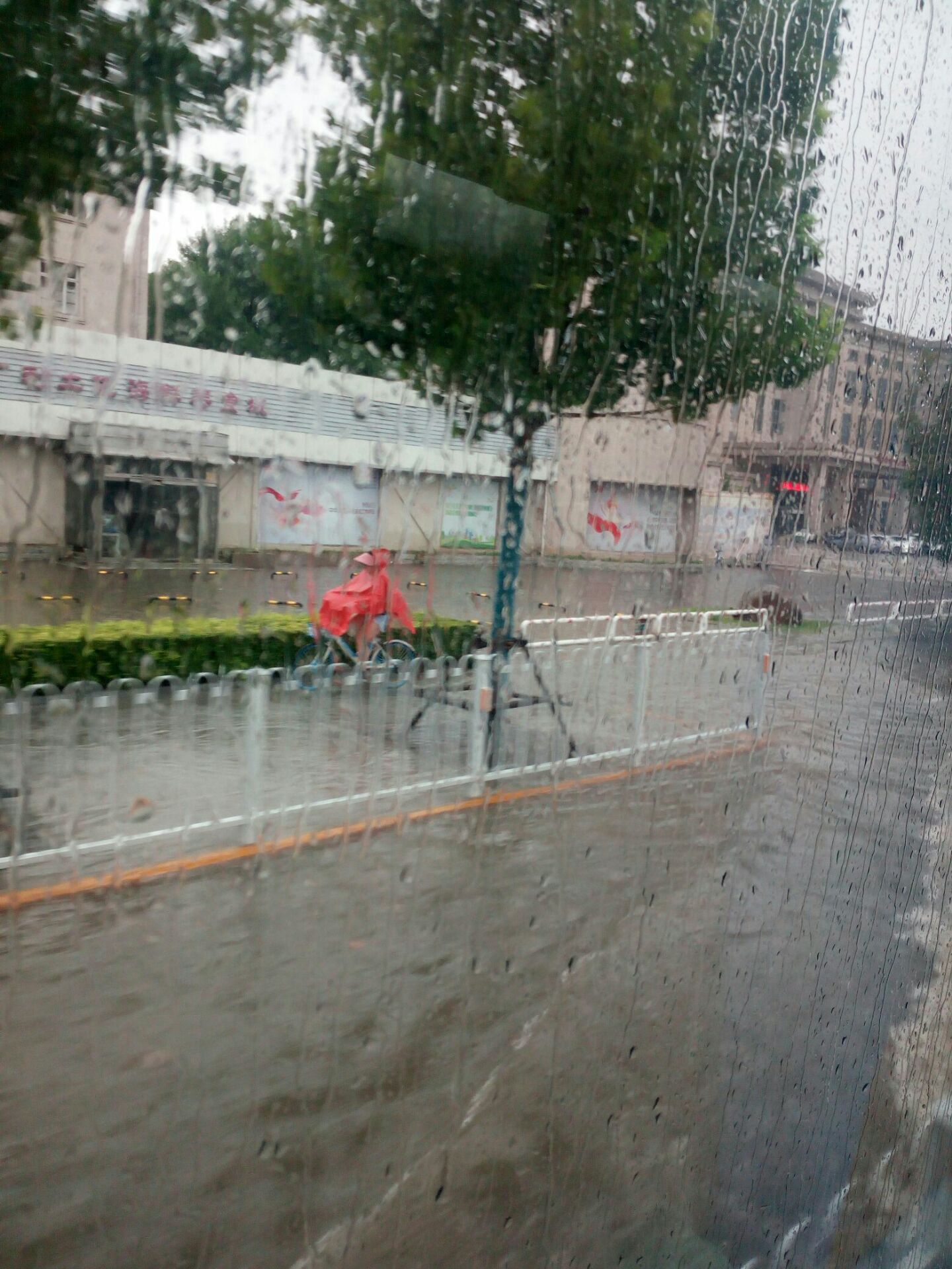 天津友谊路dat大雨。