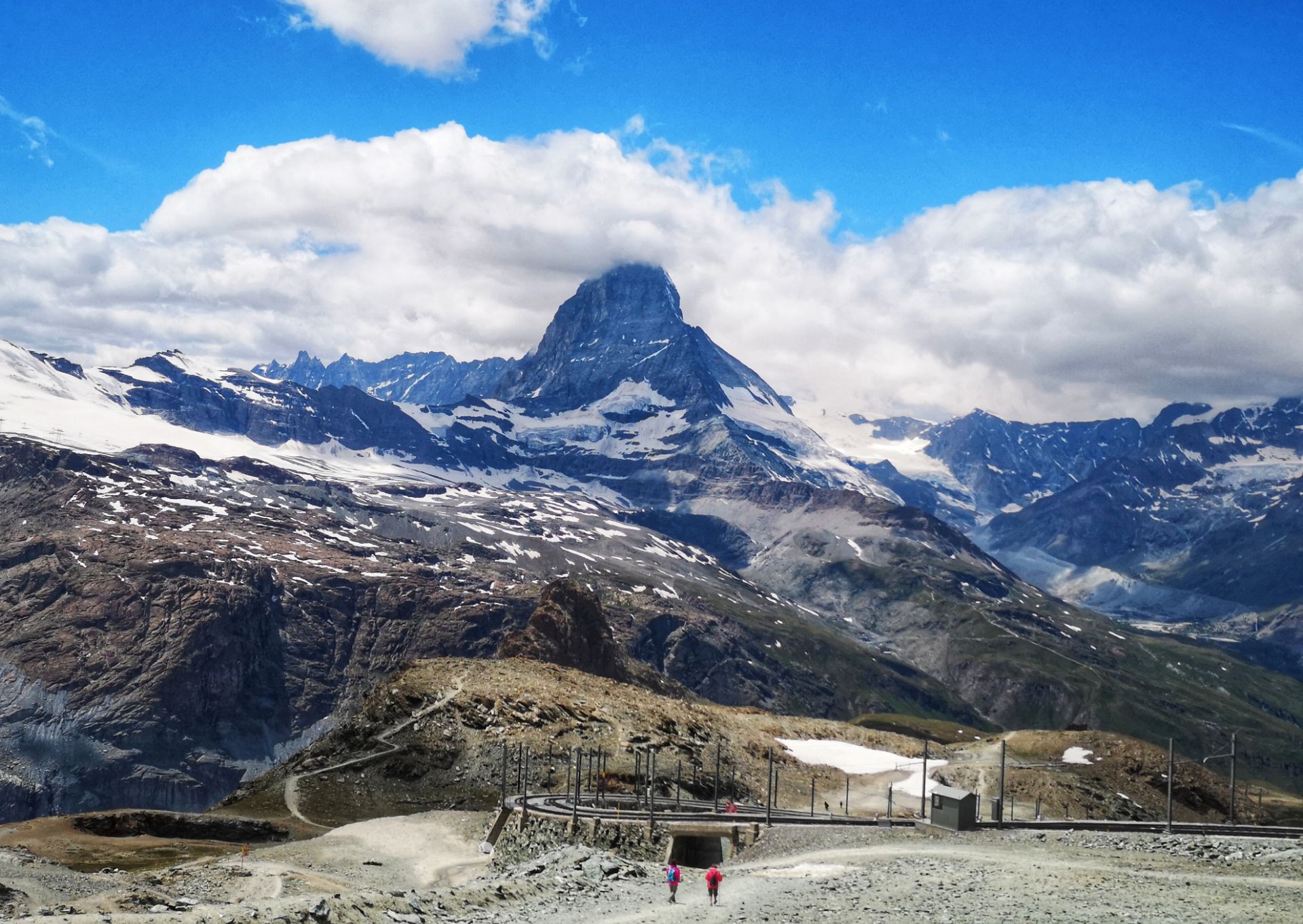 近距离眺望马特洪峰&戈尔内冰川  马特洪峰（Matterhorn）位于瑞士瓦莱州小镇采耳马特，海拔4