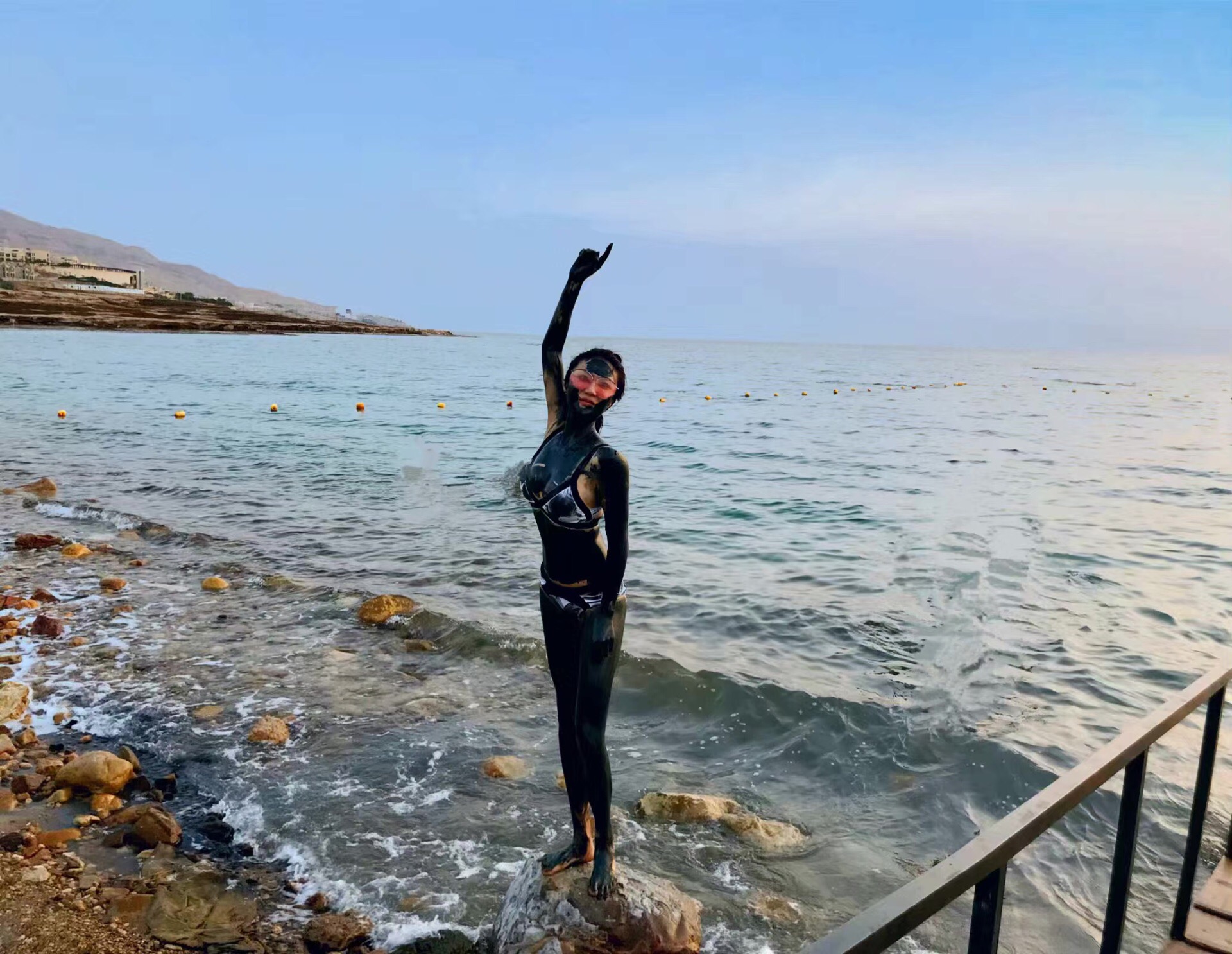 死海—在教科书里看到后我就心心念念的地方   死海位于约旦-巴勒斯坦-以色列交界，是东非裂谷的北部延