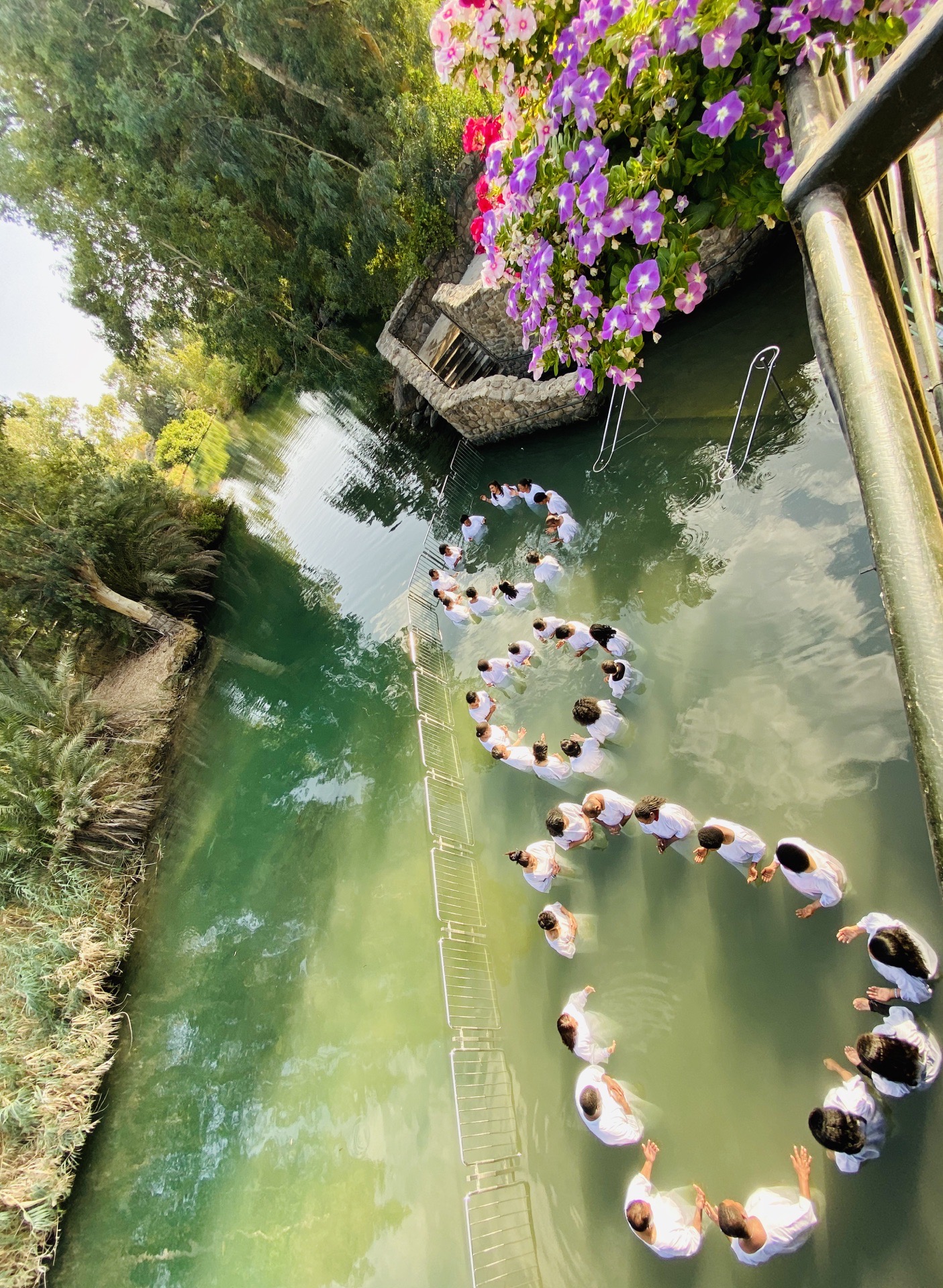 神圣的约旦河洗礼 能在约旦河进行受洗是基督徒一生的荣耀，因为这是两千多年前耶稣曾经受洗的圣地。 当歌