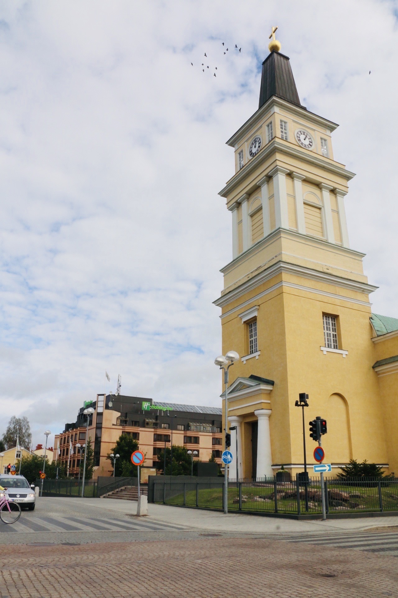 芬兰北部小镇的一个教堂，海边灯塔，和合唱班