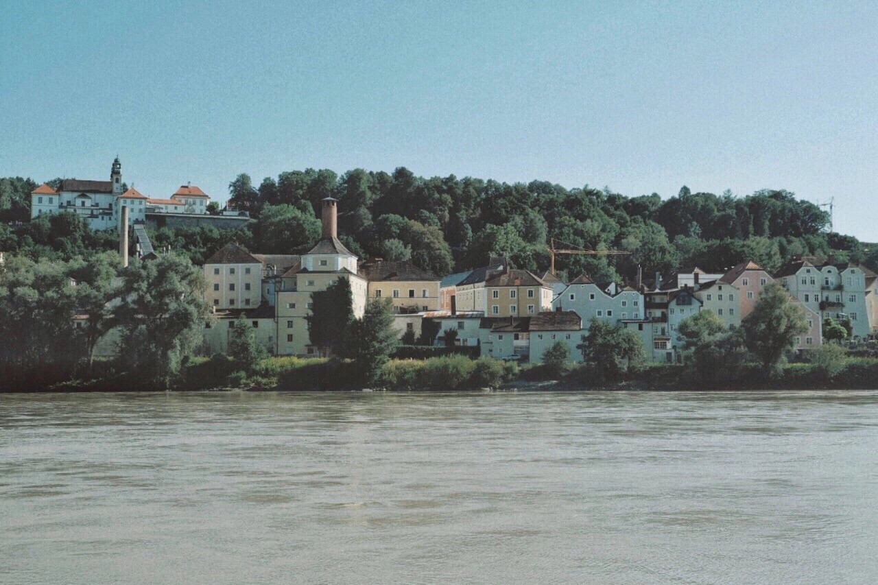 帕绍位于德国与奥地利的边境，多瑙河、因河和伊尔茨河的交汇处，因此也被称为“三河城”。 帕绍曾是神圣罗