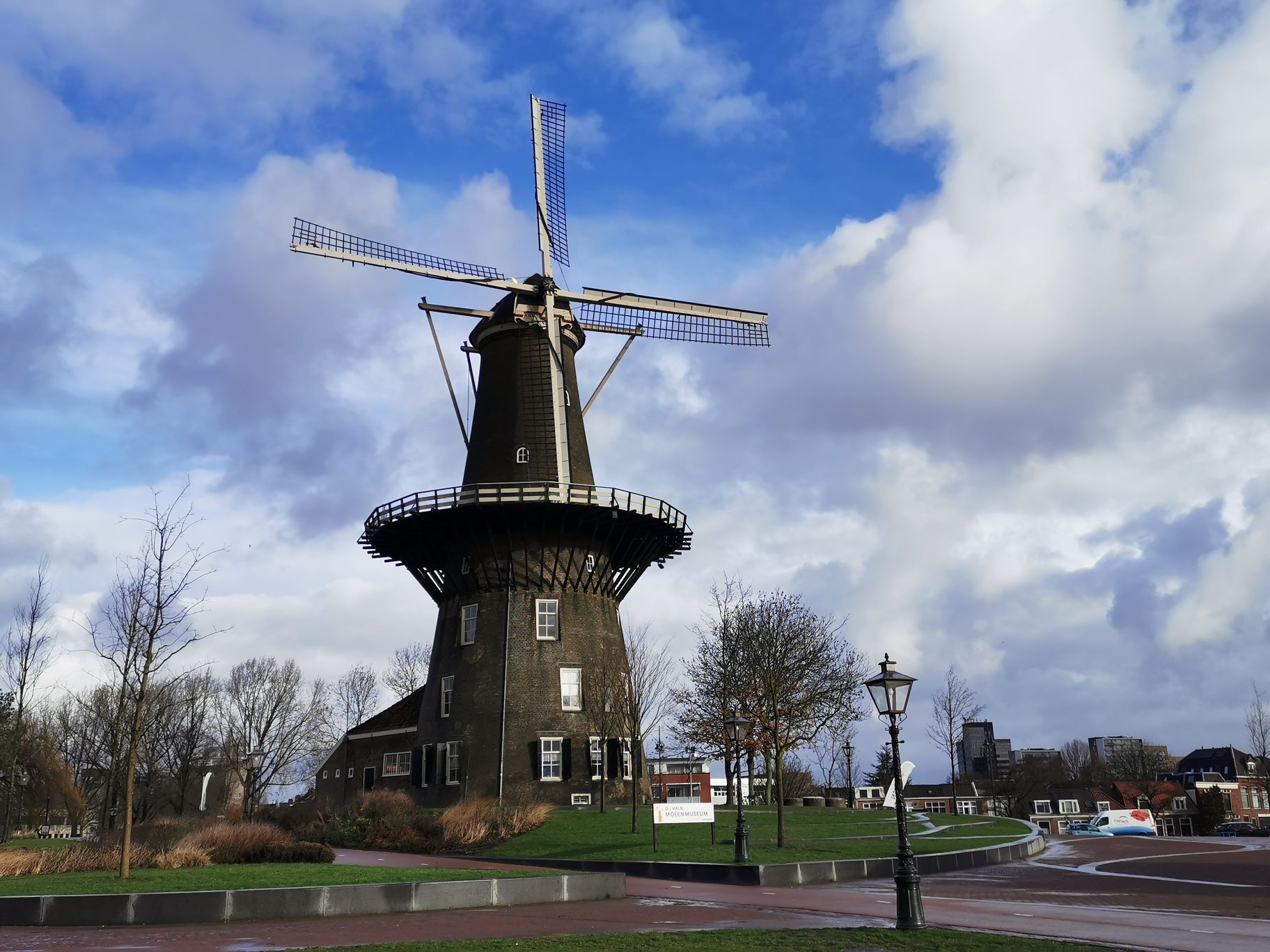 Leiden即是一座城市，也是一所大学，名符其实的大学城。1575年建校，相当于中国的明朝，记得看到