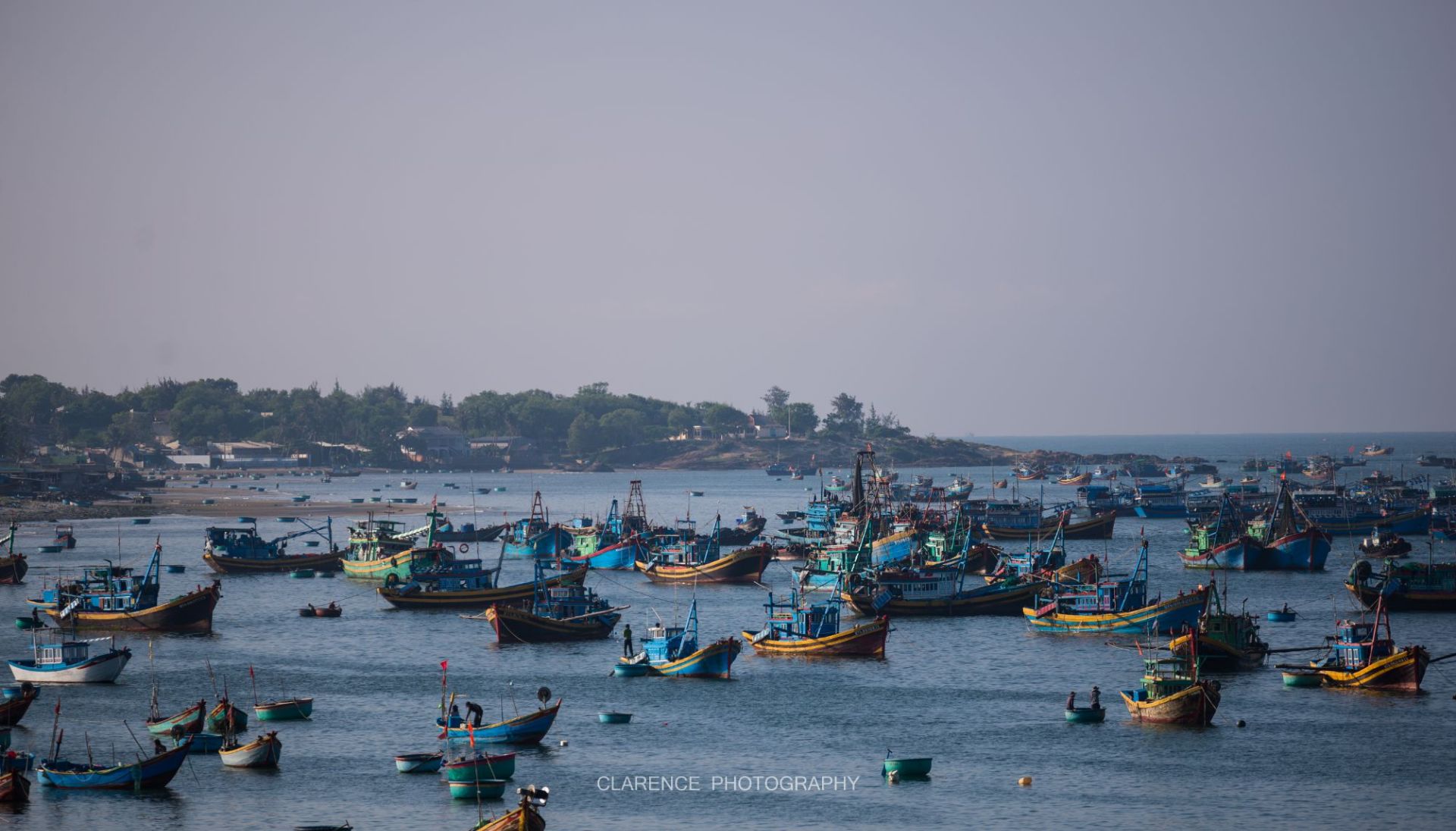 不一样的 美奈 渔村 🈯️美奈的渔村生活气息还是蛮重的，一大早海鲜市场开场，很多当地人来买鲜活的海货