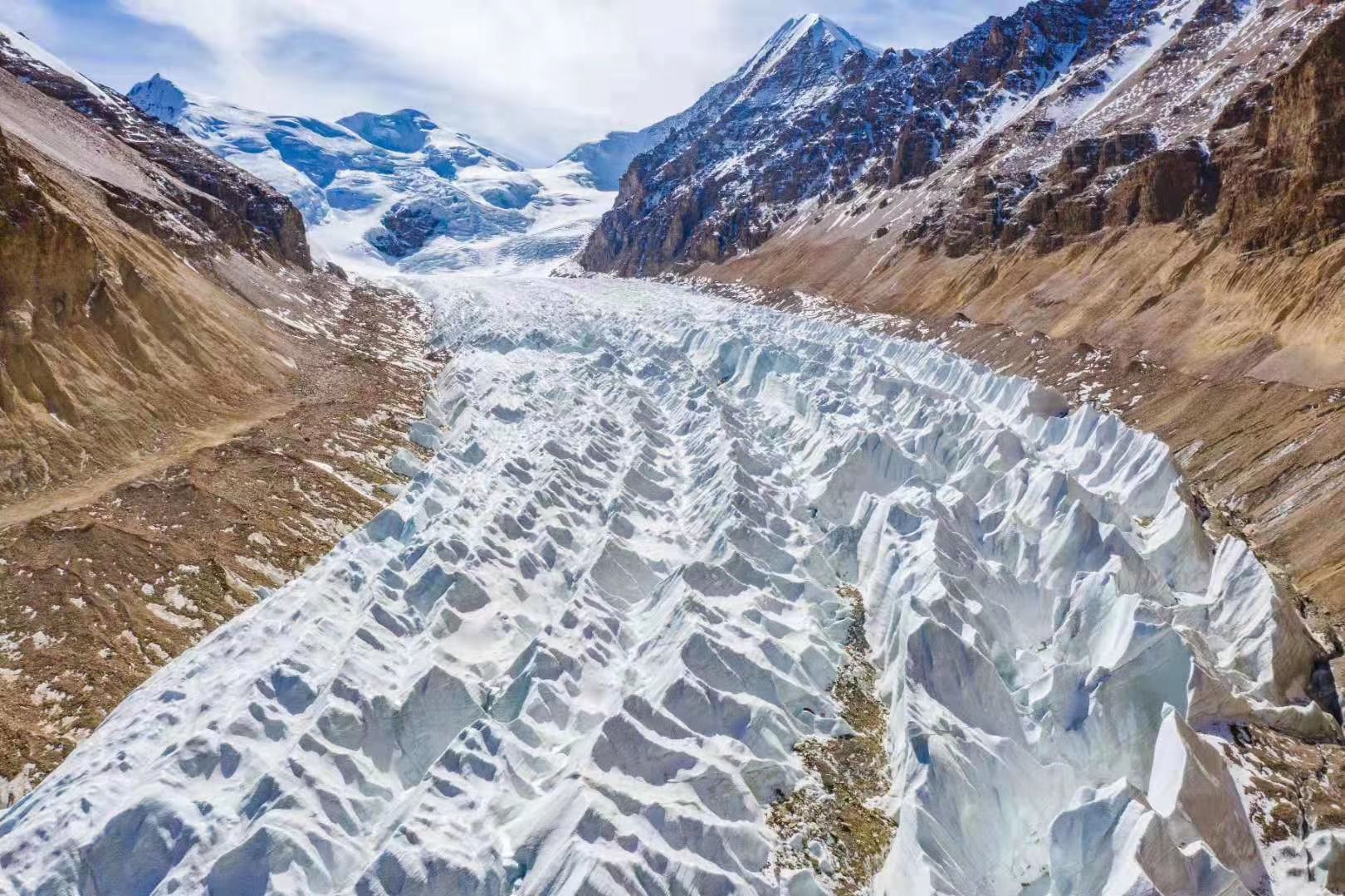 冬日的喜马拉雅山北坡，寒冷干燥的环境感受雪山冰川与冰湖也是另外一种体验。高山极限摄影师李朝阳(艺名：