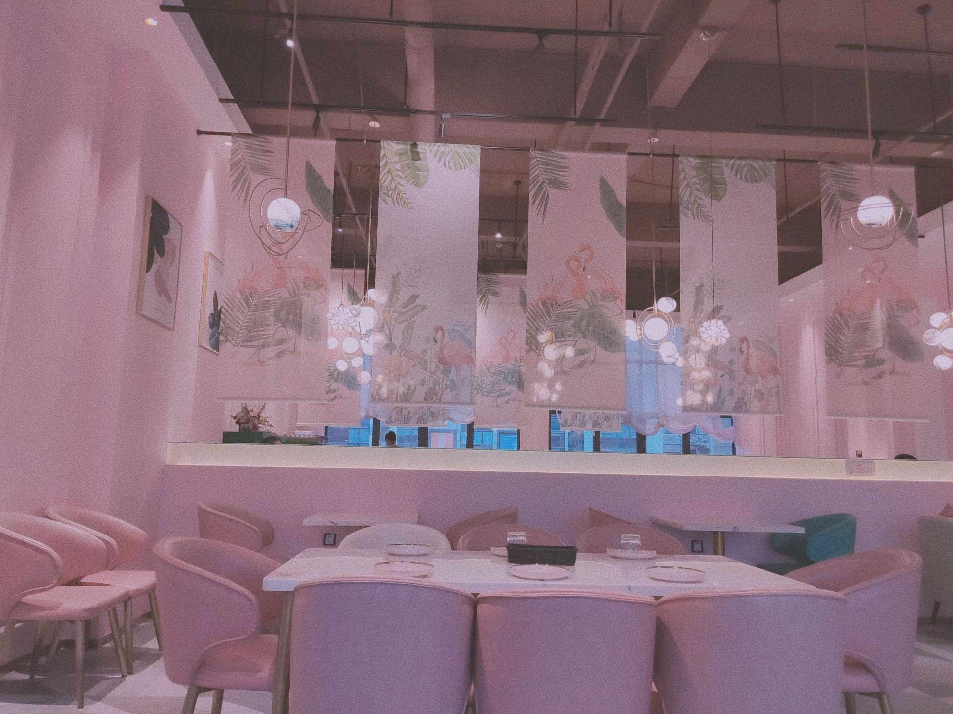 打卡粉色系主题餐厅 “缘＆中西式主题餐厅”，粉色格调，分量大，味道还不错，两个人的话可以少点饭食之类