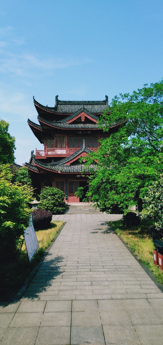锁江楼景区是由江天锁钥楼，文峰塔，四条铁牛和一些绿地所围成的一个园林性质的小景观带，位于江西九江市浔