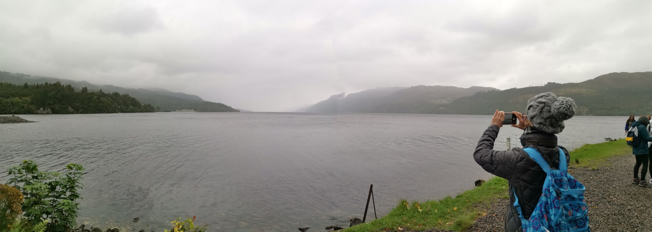 阴雨天，大风夹着冷雨，迷雾笼罩着尼斯湖貌似平静的湖面。因为风大，游船暂停服务，无缘到湖中心探访水怪所
