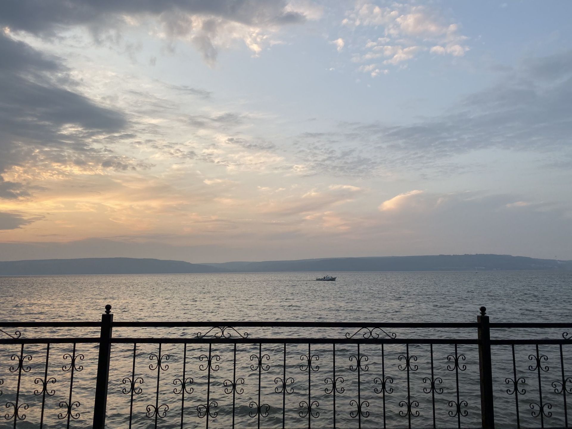 渡轮穿过达达尼尔海峡，伴随着阵阵海鸥鸣声，我们终于遇见了风光旖旎的爱琴海。特洛伊古城内，层层叠叠堆积