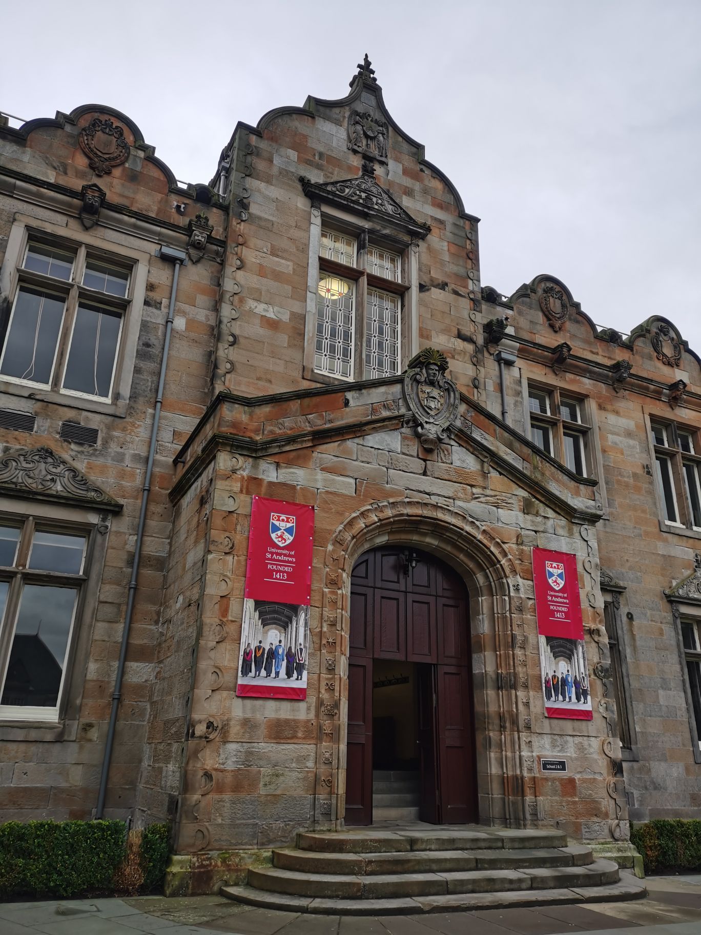 圣安德鲁斯大学是英国威廉王子和王妃的母校。学校座落在圣安德鲁斯小镇上。整个小镇到处充满了贵族气质，高