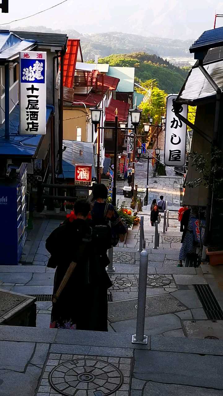 在日本，小有名气的“伊香保温泉”街，爬365段台街！
