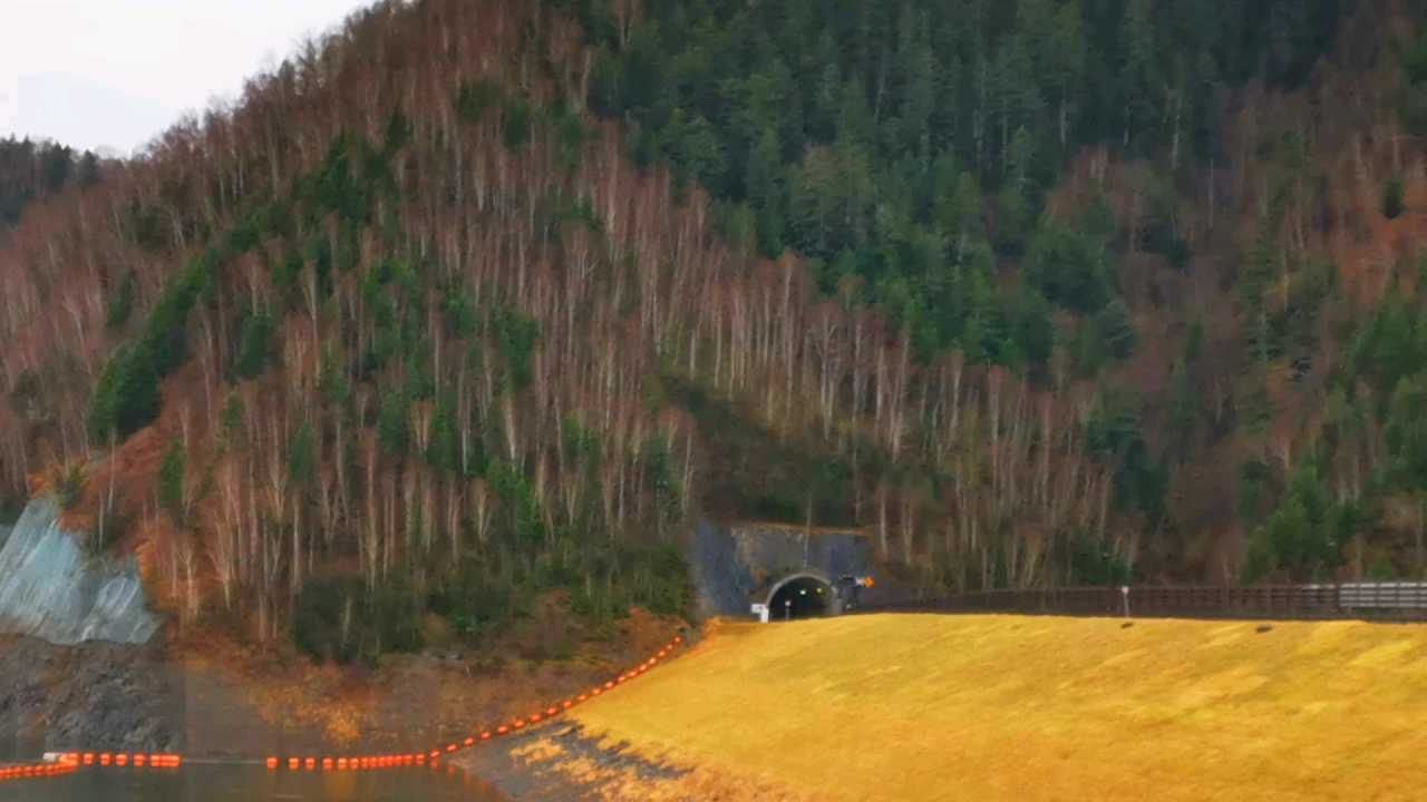在，日本.北海道，”云层峡.黑岳缆车”，不远处，车程也就，十五分钟左右距离，穿过隧道时，我们发现了，