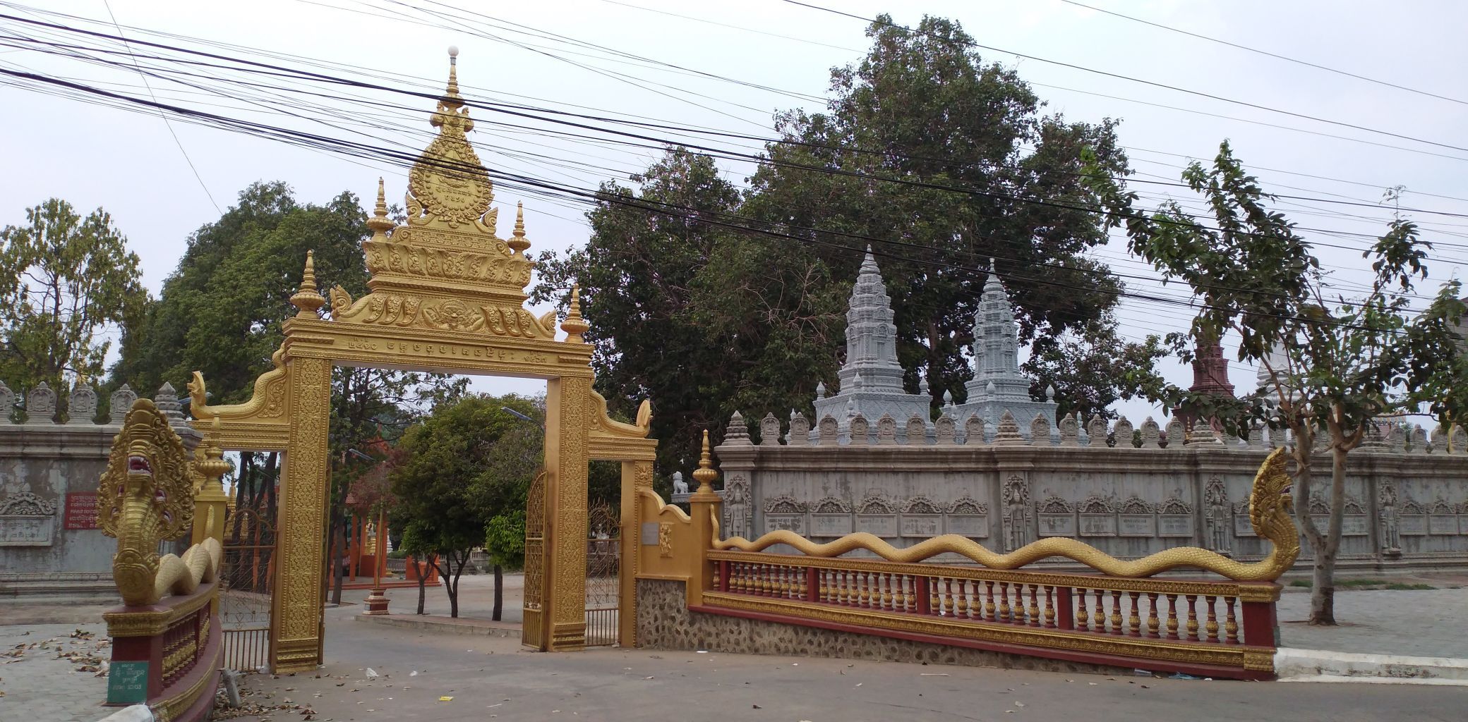 柬埔寨寺院很多，磅湛省的磅湛市中心周边4公里以内大大小小就有近十座寺院  这是Wat Day Doh