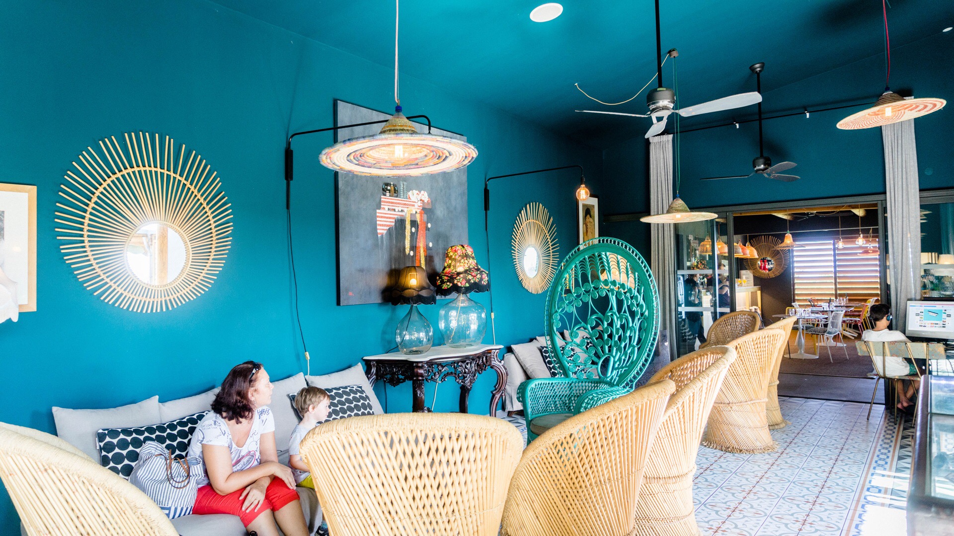 留尼汪岛上的网红酒店，拥有日落餐厅，并且靠近当地知名泻湖