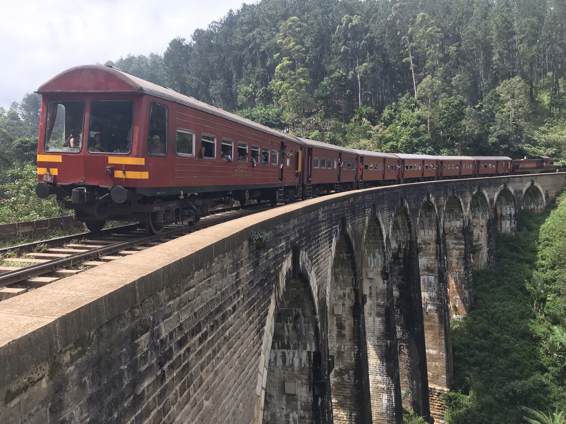 茶园小火车，网红打卡点，火车与桥及山，三者相互映衬。