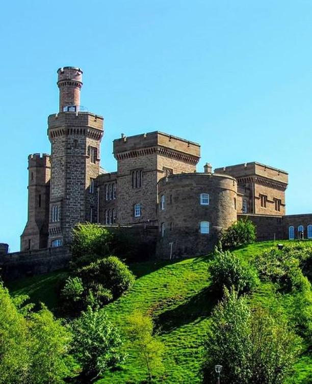 一个在山坡上可远观的因弗尼斯城堡  ……毗邻尼斯湖…… 因弗尼斯城堡是个多灾多难的城堡，基本一次战火
