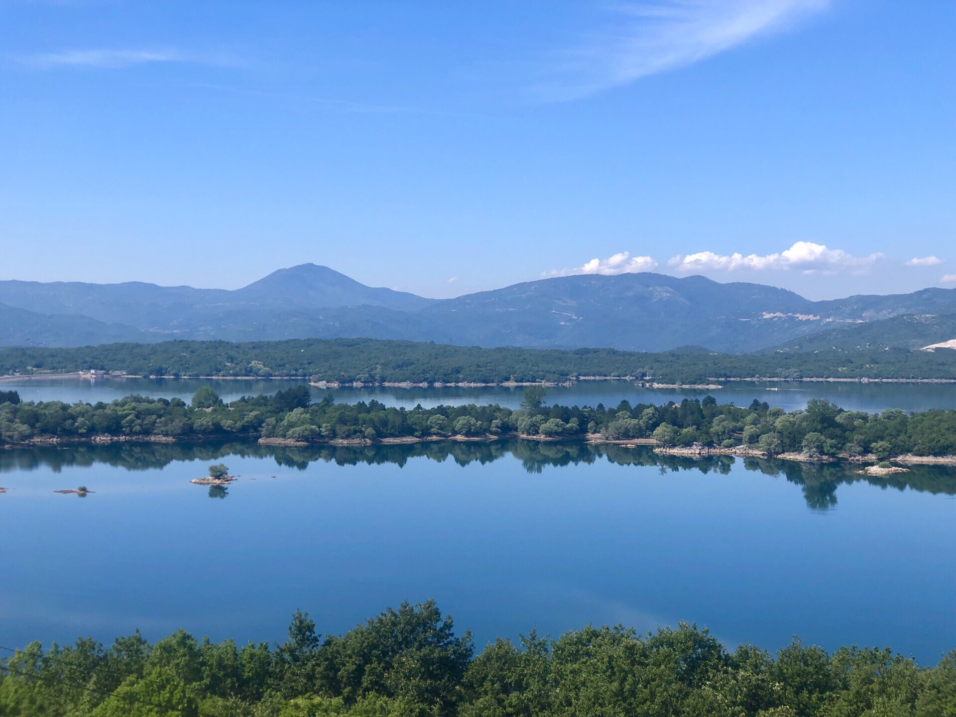 黑山的湖泊一个又一个，镜子般的湖面，让人心静如水！