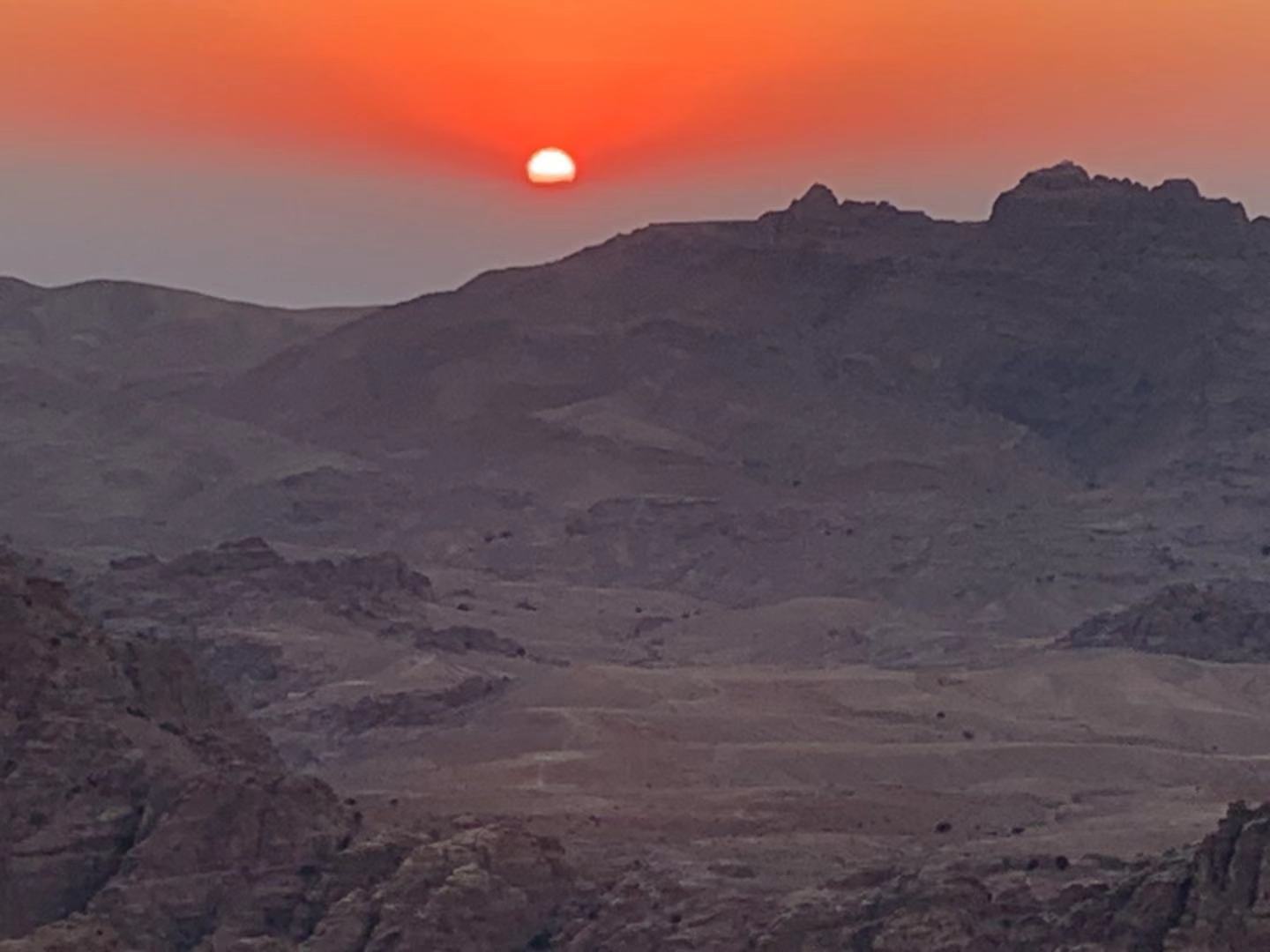 穆萨谷地的日落  在约旦南部距离首都安曼270㎞左右，有一个神秘的佩特拉古城。古城坐落在胡尔山脚下，