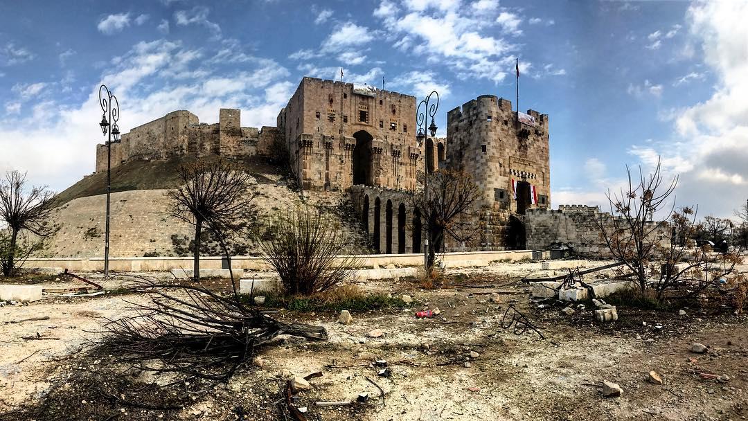 世界上最古老的的城堡  说起叙利亚，其实这个国家也有非常美丽的建筑和文化。阿里波城堡就是其中最耀眼的