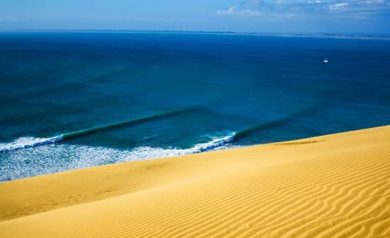 摩洛哥Taghazout Beach：当地人的冲浪者天堂  这个海滩位于摩洛哥Agadir往北18公