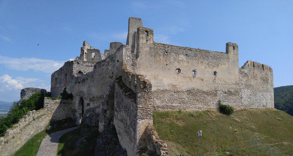 遗世独立的古堡遗址 ——斯洛伐克beckov castle beckov castle是一座古城堡遗
