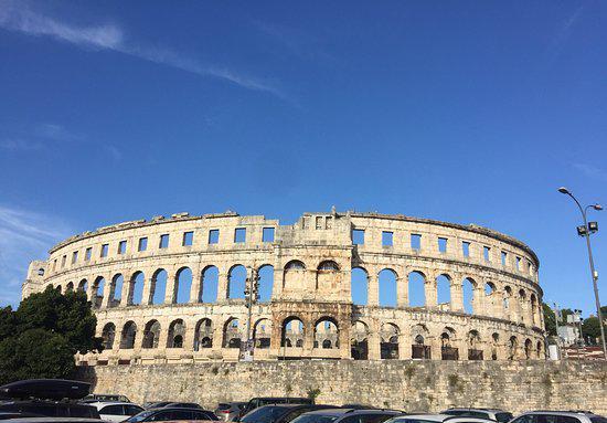 在普拉的时候，这个圆形竞技场不该错过！  前段时间带着女儿来罗马游玩一个礼拜，当时在普拉市中心，准备